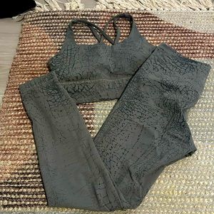 Lululemon set fun print sports bra sz 8 and leggings 6